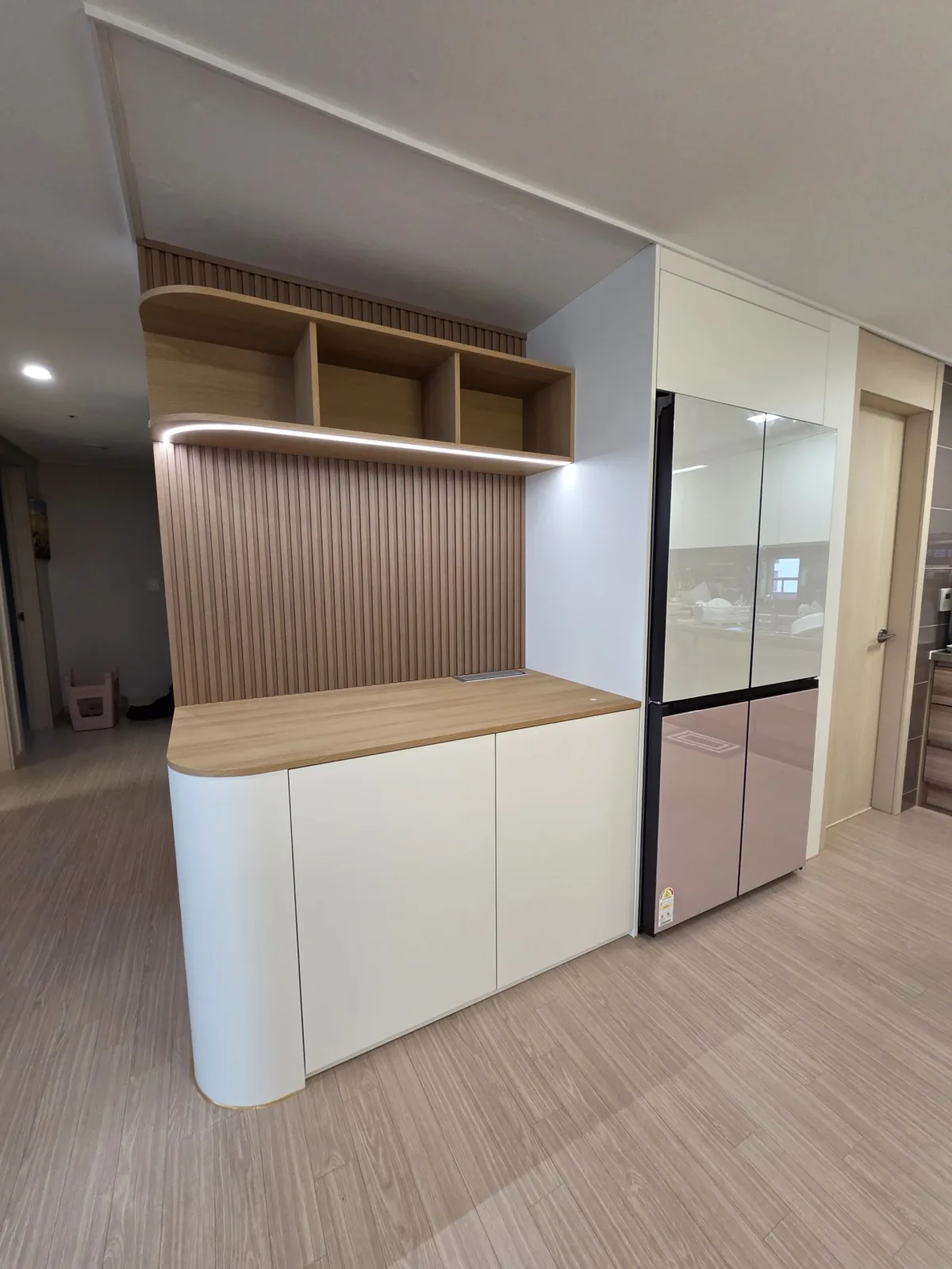 코너형 라운드 홈바 냉장고장 시공 완료 전체 모습